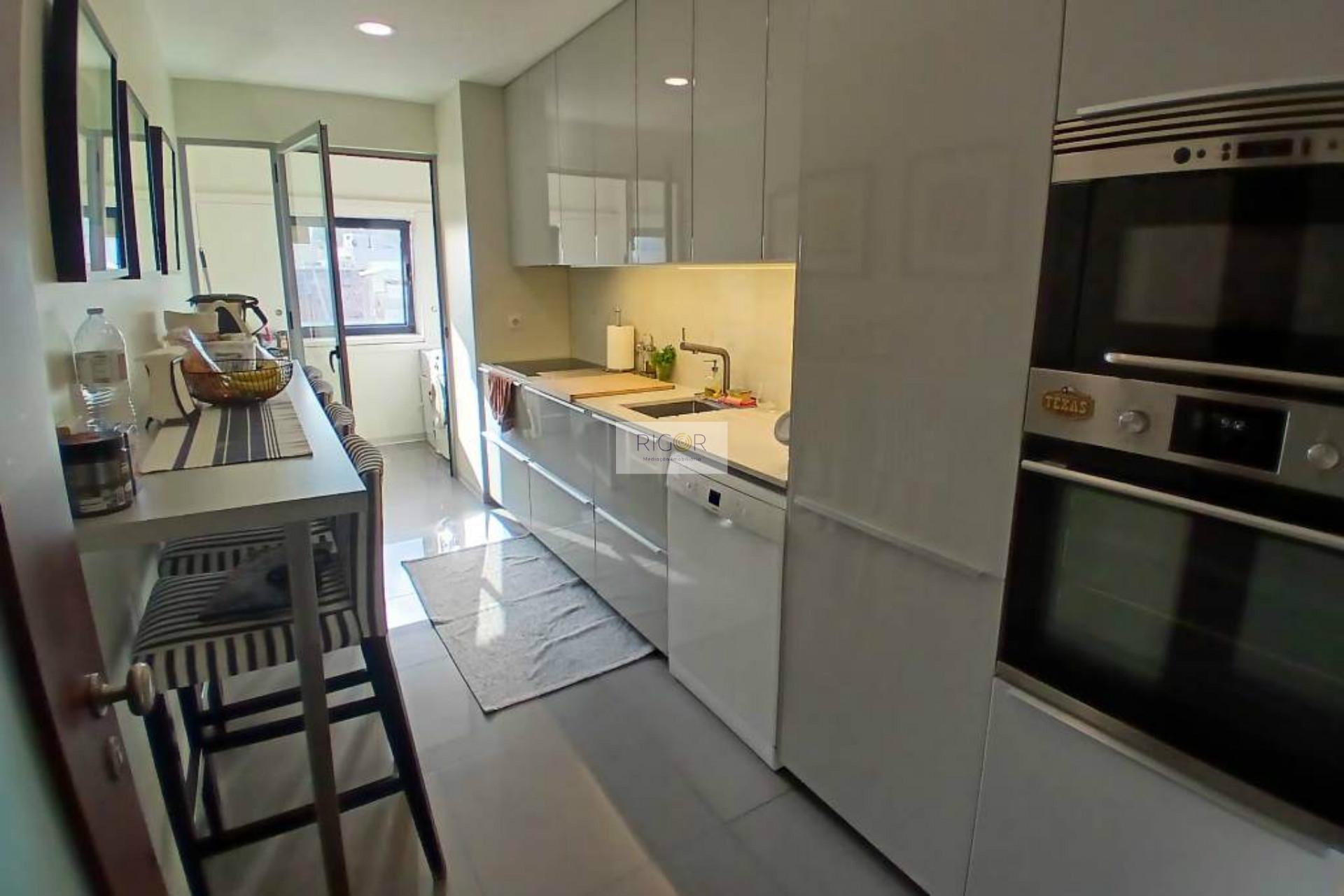 Apartamento T3 de 2 frentes na urbanização dos Caolinos