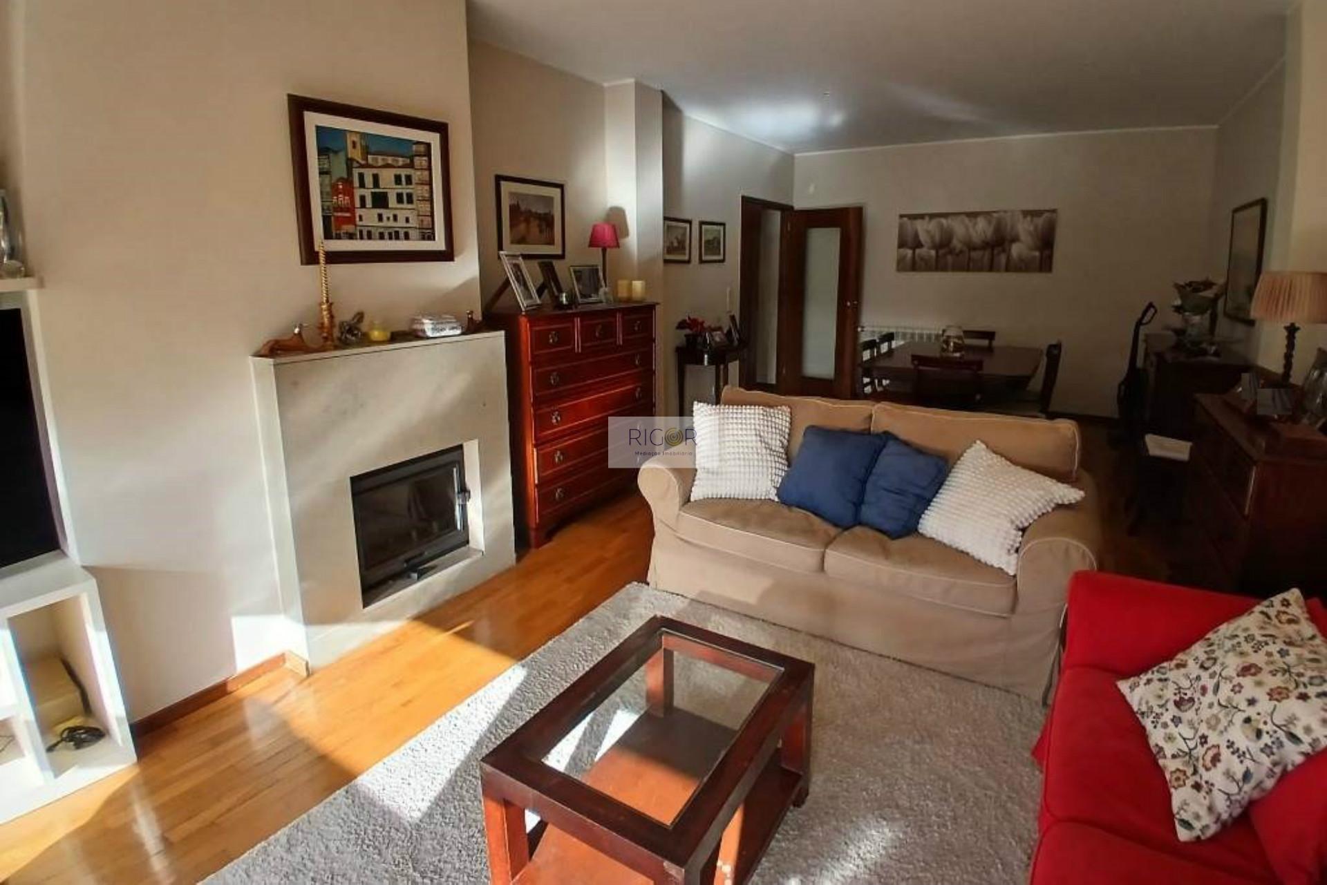 Apartamento T3 de 2 frentes na urbanização dos Caolinos