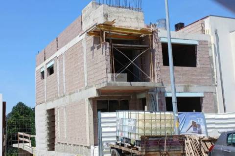 Moradia T3+escritório pronta de pedreiro no Castelo da Maia