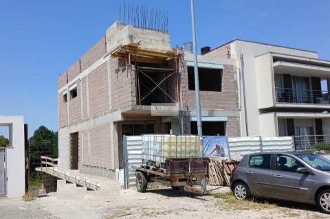 Moradia T3+escritório pronta de pedreiro no Castelo da Maia