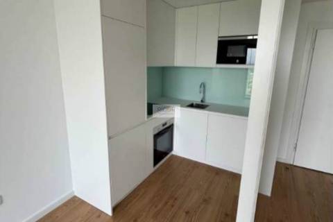 Apartamento T1 semi-novo, com varanda e garagem, ao Pólo Universitário