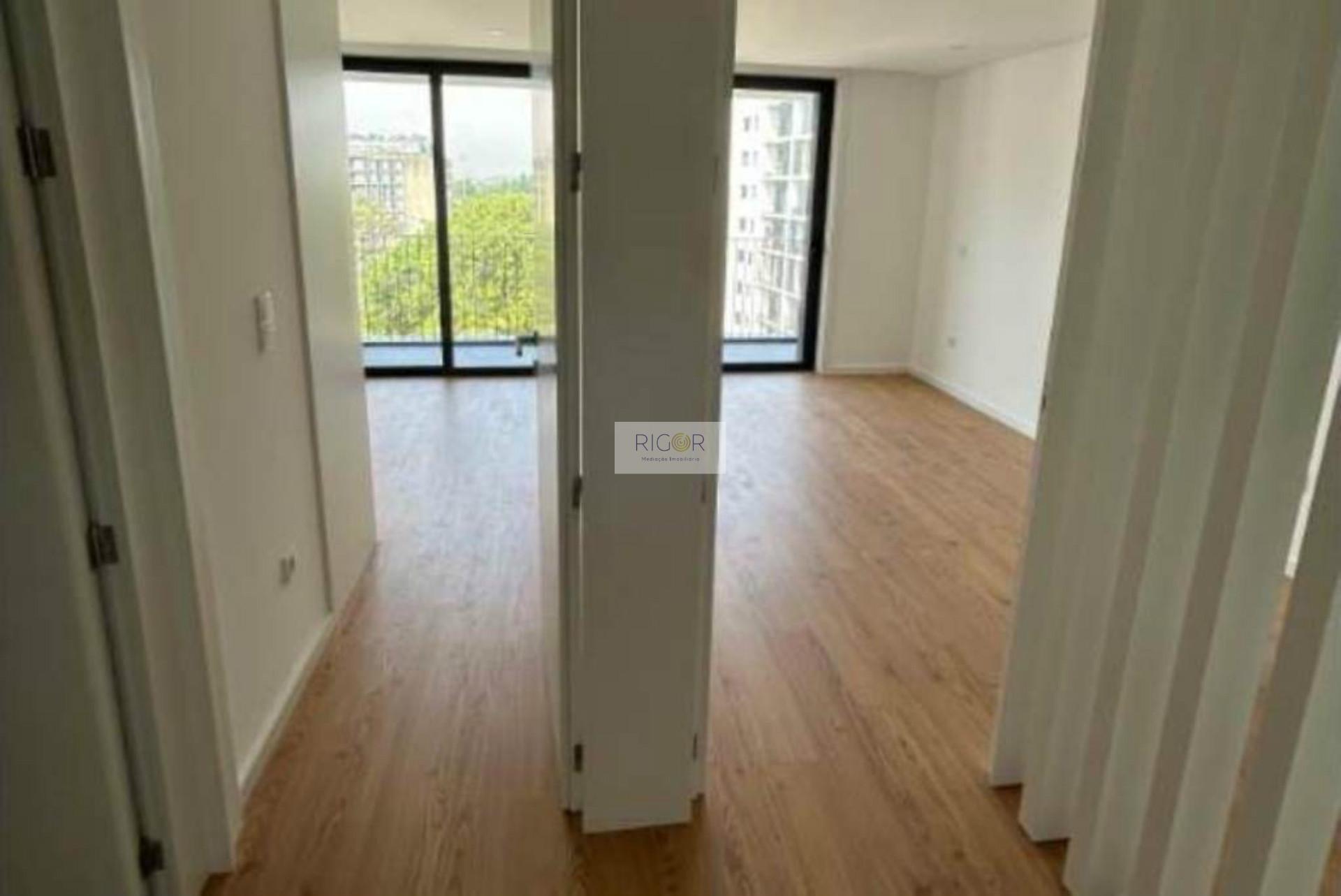 Apartamento T1 semi-novo, com varanda e garagem, ao Pólo Universitário