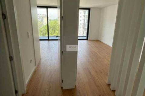 Apartamento T1 semi-novo, com varanda e garagem, ao Pólo Universitário