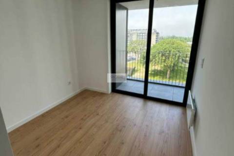 Apartamento T1 semi-novo, com varanda e garagem, ao Pólo Universitário