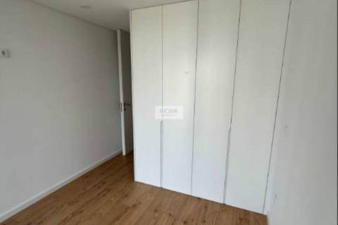 Apartamento T1 semi-novo, com varanda e garagem, ao Pólo Universitário