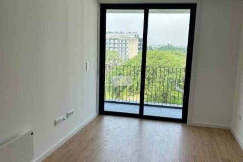 Apartamento T1 semi-novo, com varanda e garagem, ao Pólo Universitário