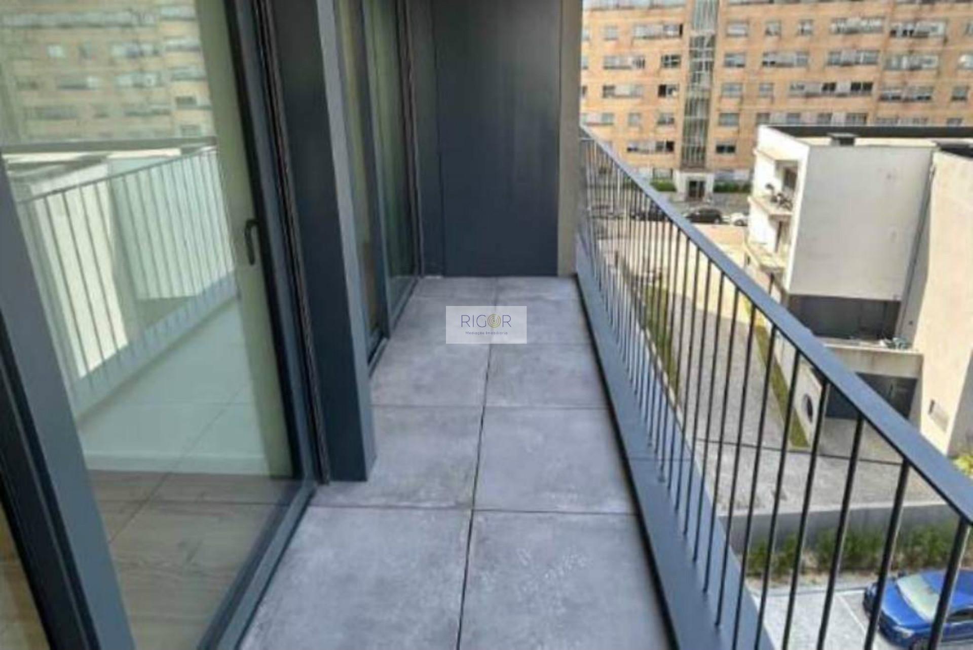 Apartamento T1 semi-novo, com varanda e garagem, ao Pólo Universitário