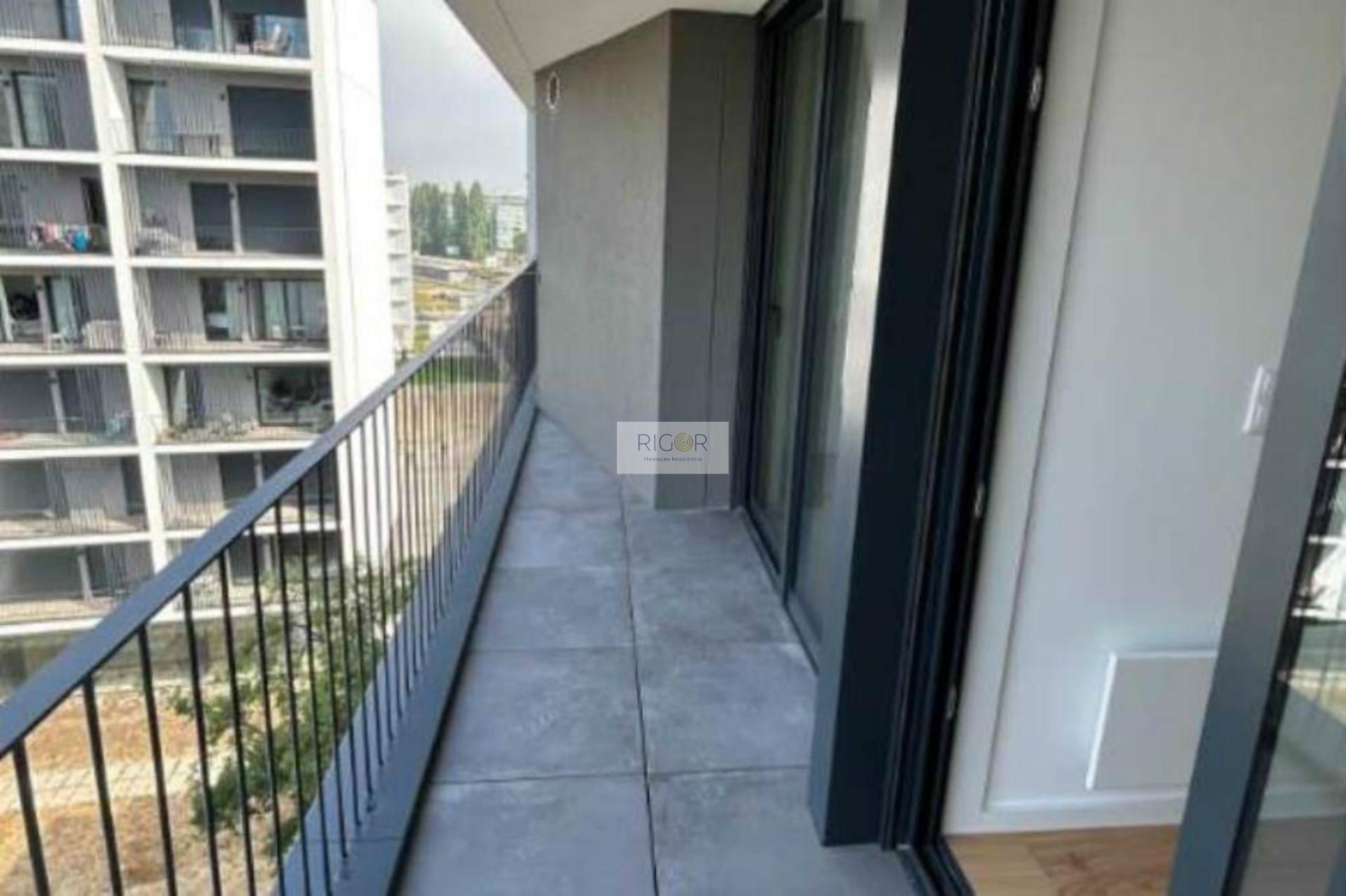 Apartamento T1 semi-novo, com varanda e garagem, ao Pólo Universitário