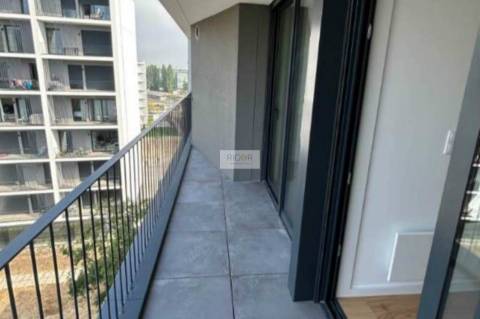 Apartamento T1 semi-novo, com varanda e garagem, ao Pólo Universitário