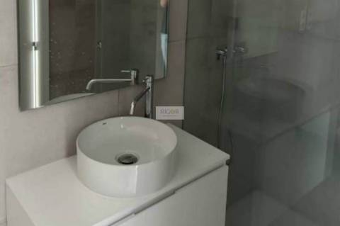 Apartamento T1 semi-novo, com varanda e garagem, ao Pólo Universitário