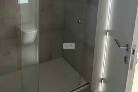 Apartamento T1 semi-novo, com varanda e garagem, ao Pólo Universitário