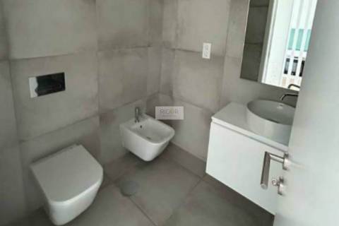 Apartamento T1 semi-novo, com varanda e garagem, ao Pólo Universitário