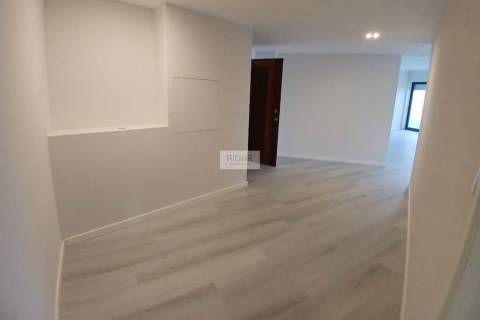 Apartamento T4 remodelado com garagem em Braga