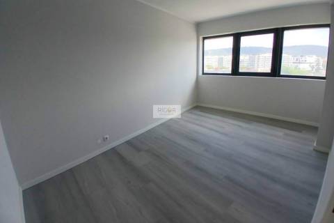 Apartamento T4 remodelado com garagem em Braga