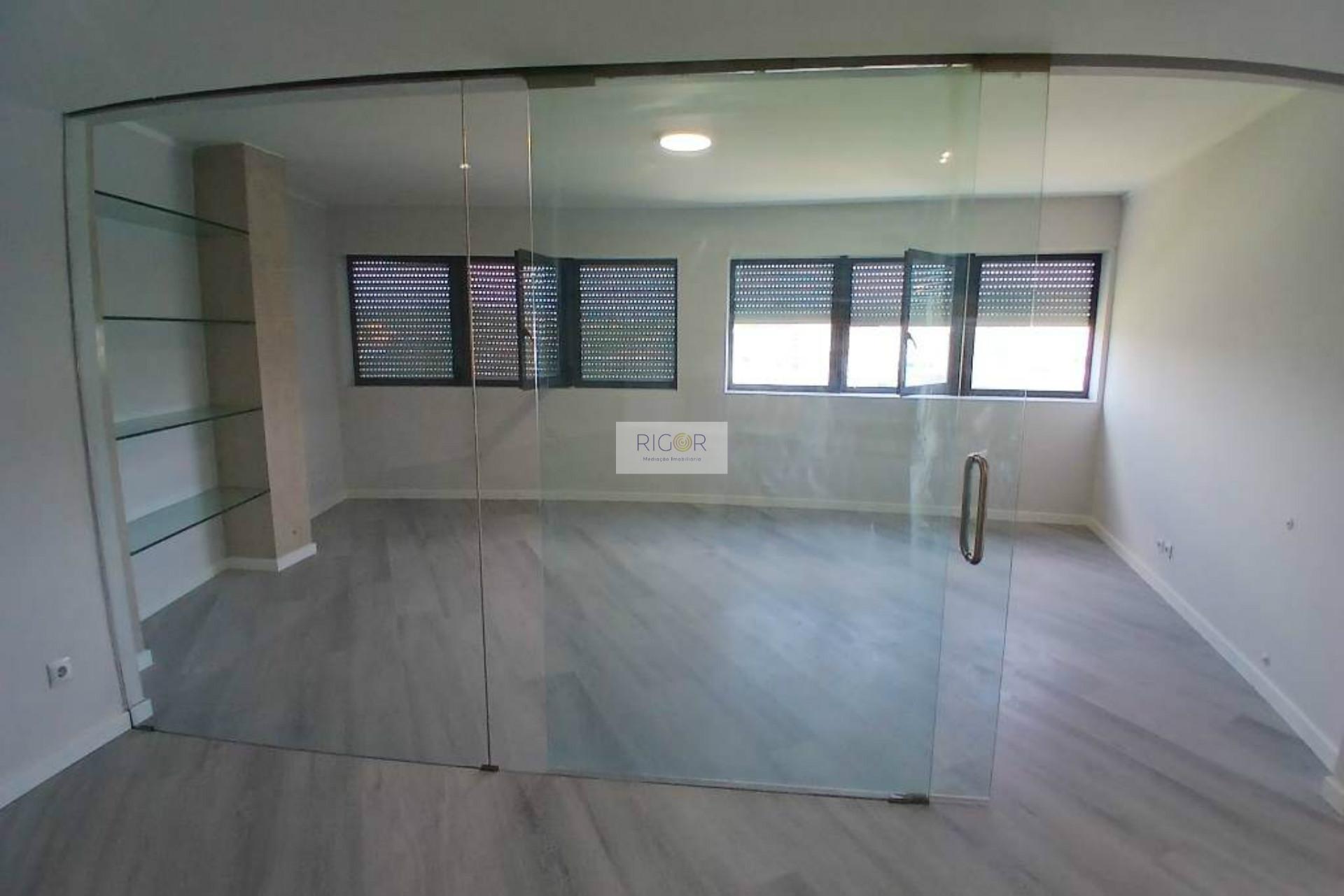 Apartamento T4 remodelado com garagem em Braga