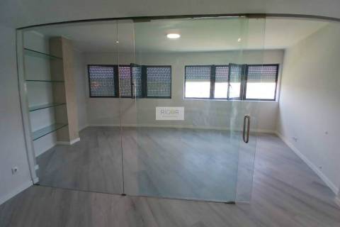 Apartamento T4 remodelado com garagem em Braga