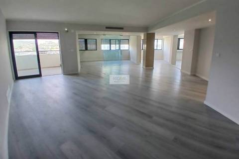Apartamento T4 remodelado com garagem em Braga