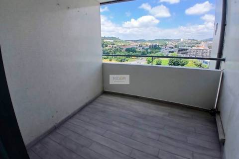 Apartamento T4 remodelado com garagem em Braga