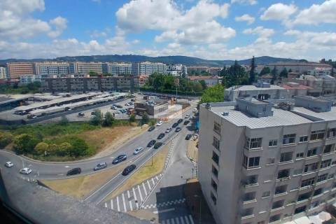 Apartamento T4 remodelado com garagem em Braga