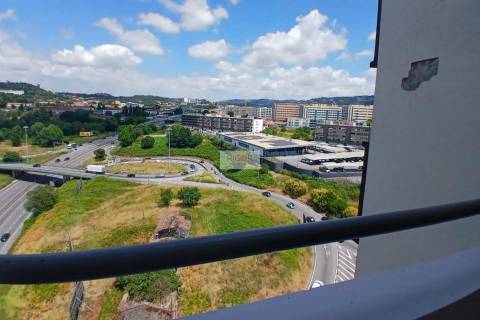 Apartamento T4 remodelado com garagem em Braga