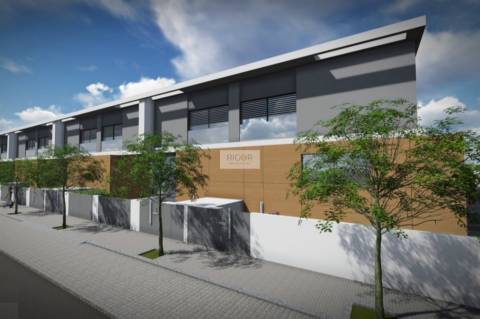 Moradia T3 de 2 frentes e jardim em construção em Águas Santas