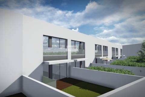 Moradia T3 de 2 frentes e jardim em construção em Águas Santas