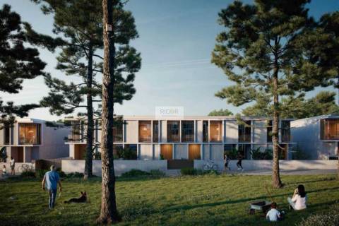 Moradia T3 em construção de 3 frentes em Arcozelo