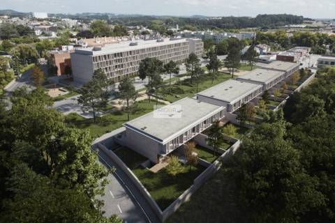 Moradia T3 em construção de 2 frentes em Arcozelo