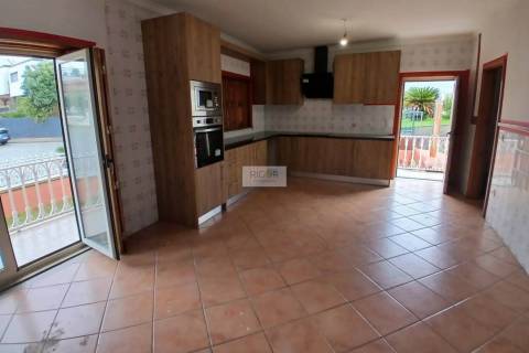 Moradia T3+2 de 4 frentes à Junta de Freguesia de Nine, Famalicão