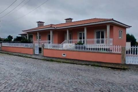 Moradia T3+2 de 4 frentes à Junta de Freguesia de Nine, Famalicão