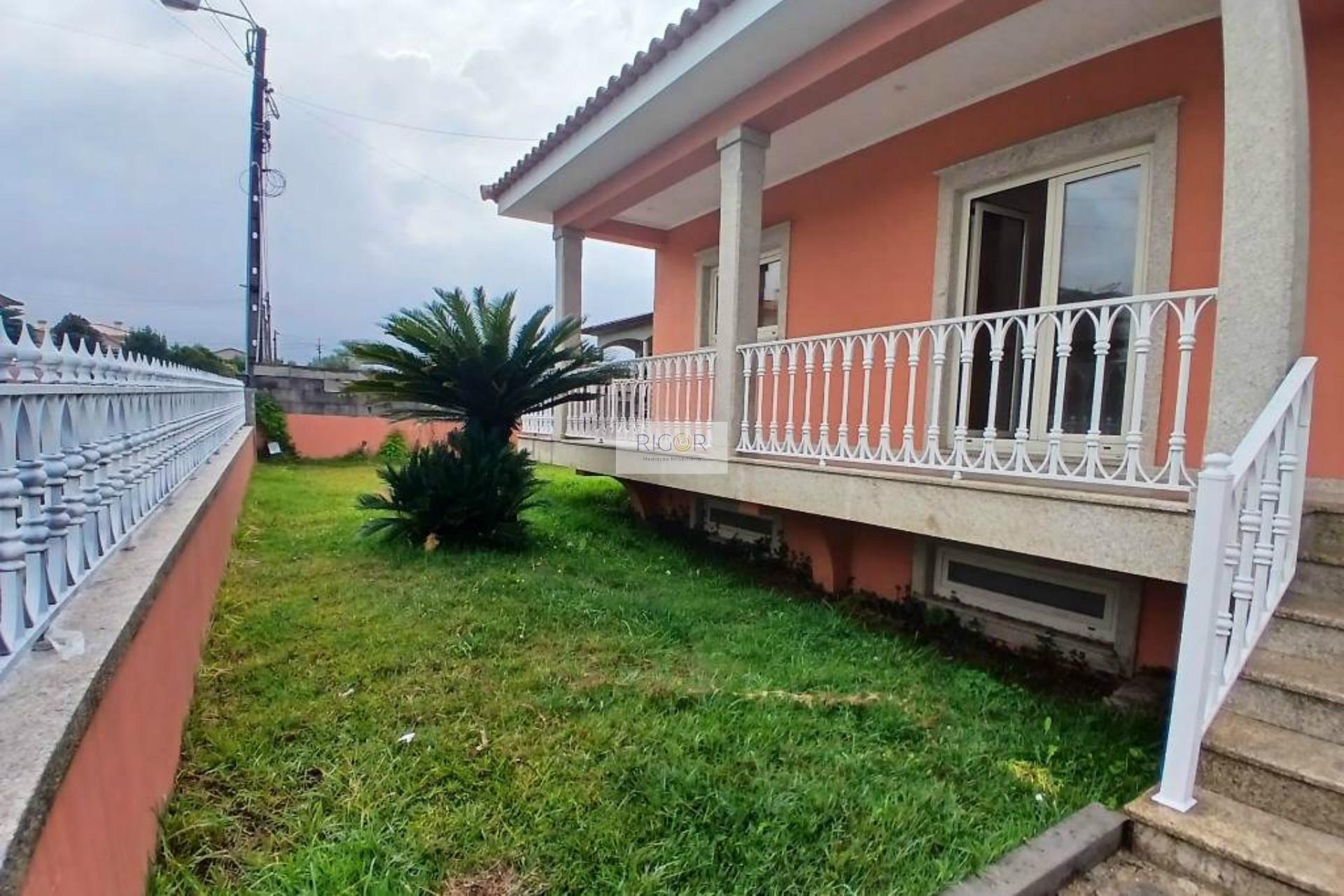 Moradia T3+2 de 4 frentes à Junta de Freguesia de Nine, Famalicão