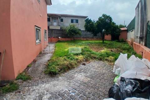 Moradia T3+2 de 4 frentes à Junta de Freguesia de Nine, Famalicão