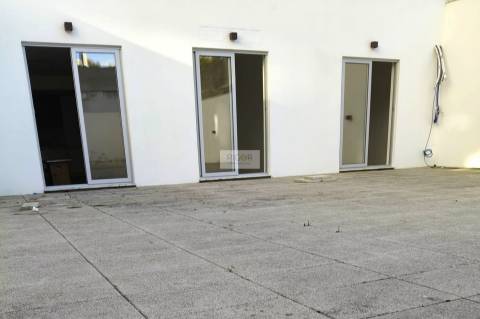 Apartamento T2 com terraço de 255m2 em Matosinhos