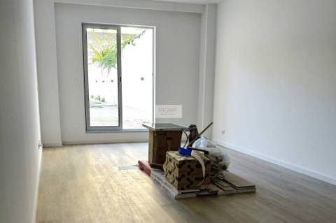 Apartamento T2 com terraço de 255m2 em Matosinhos