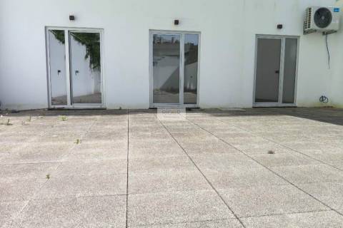 Apartamento T2 com terraço de 255m2 em Matosinhos