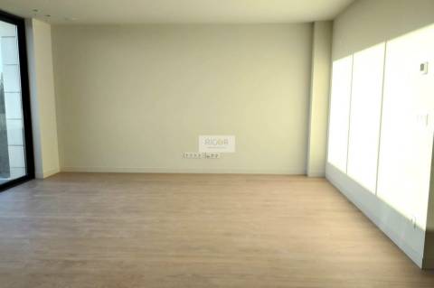 Apartamento T3 com varanda e vista mar em Matosinhos sul