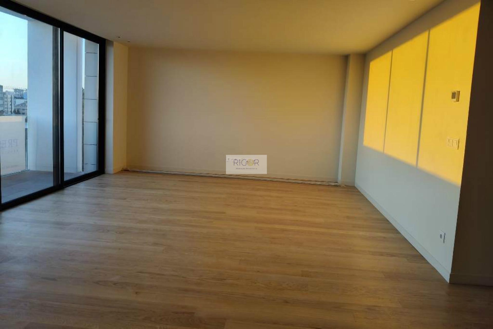 Apartamento T3 com varanda e vista mar em Matosinhos sul