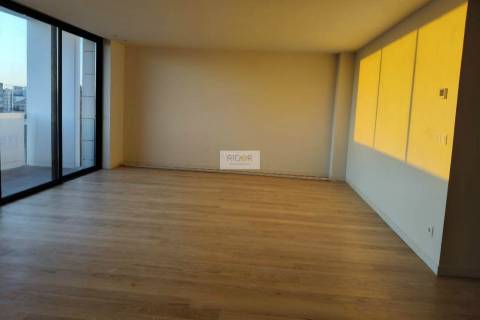 Apartamento T3 com varanda e vista mar em Matosinhos sul