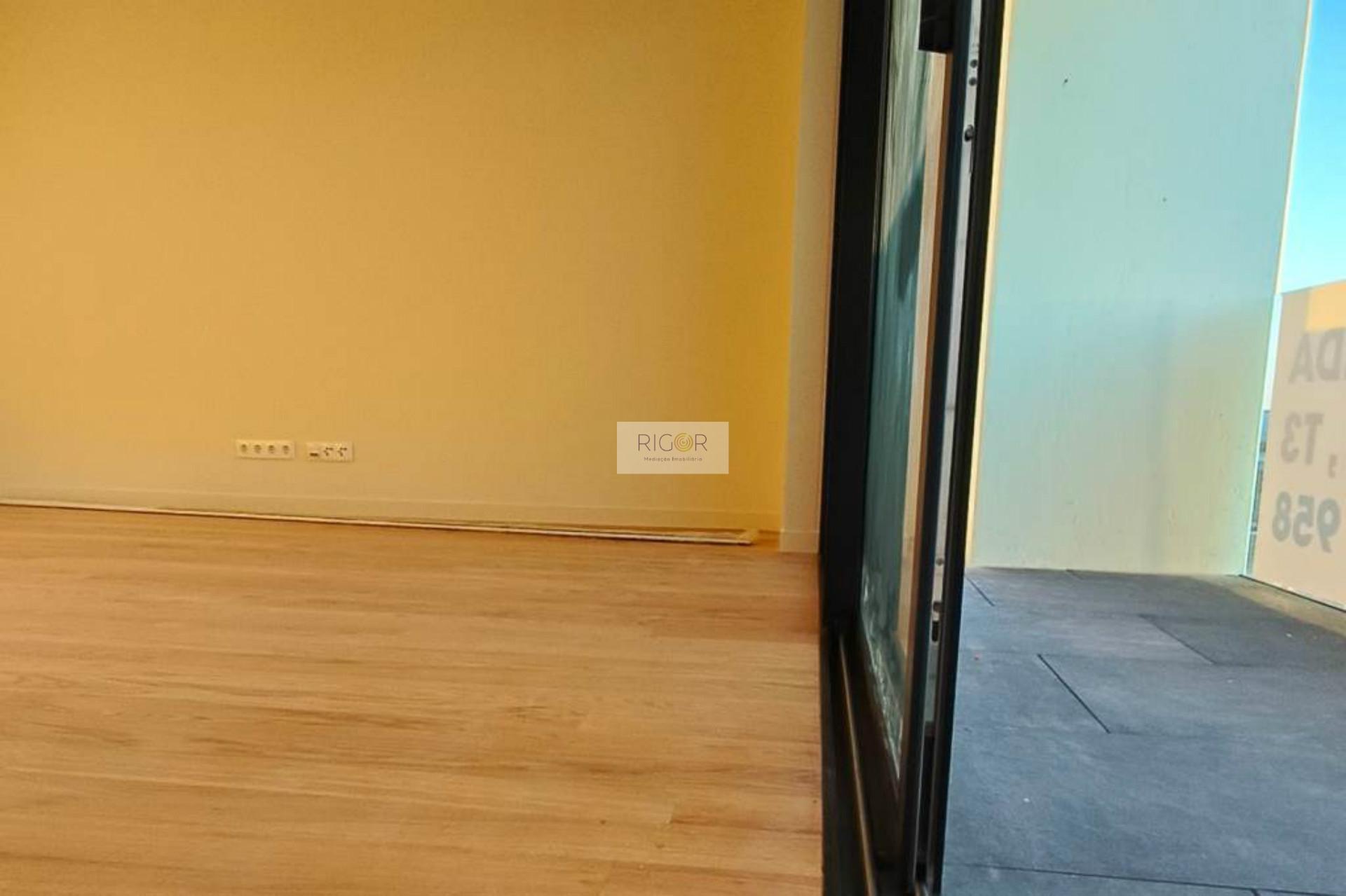 Apartamento T3 com varanda e vista mar em Matosinhos sul