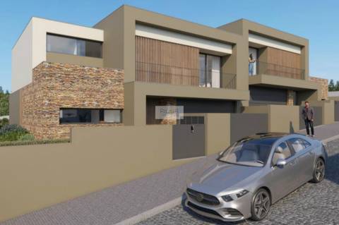 Moradia com 4 quartos e 120m2 de jardim no Castelo da Maia