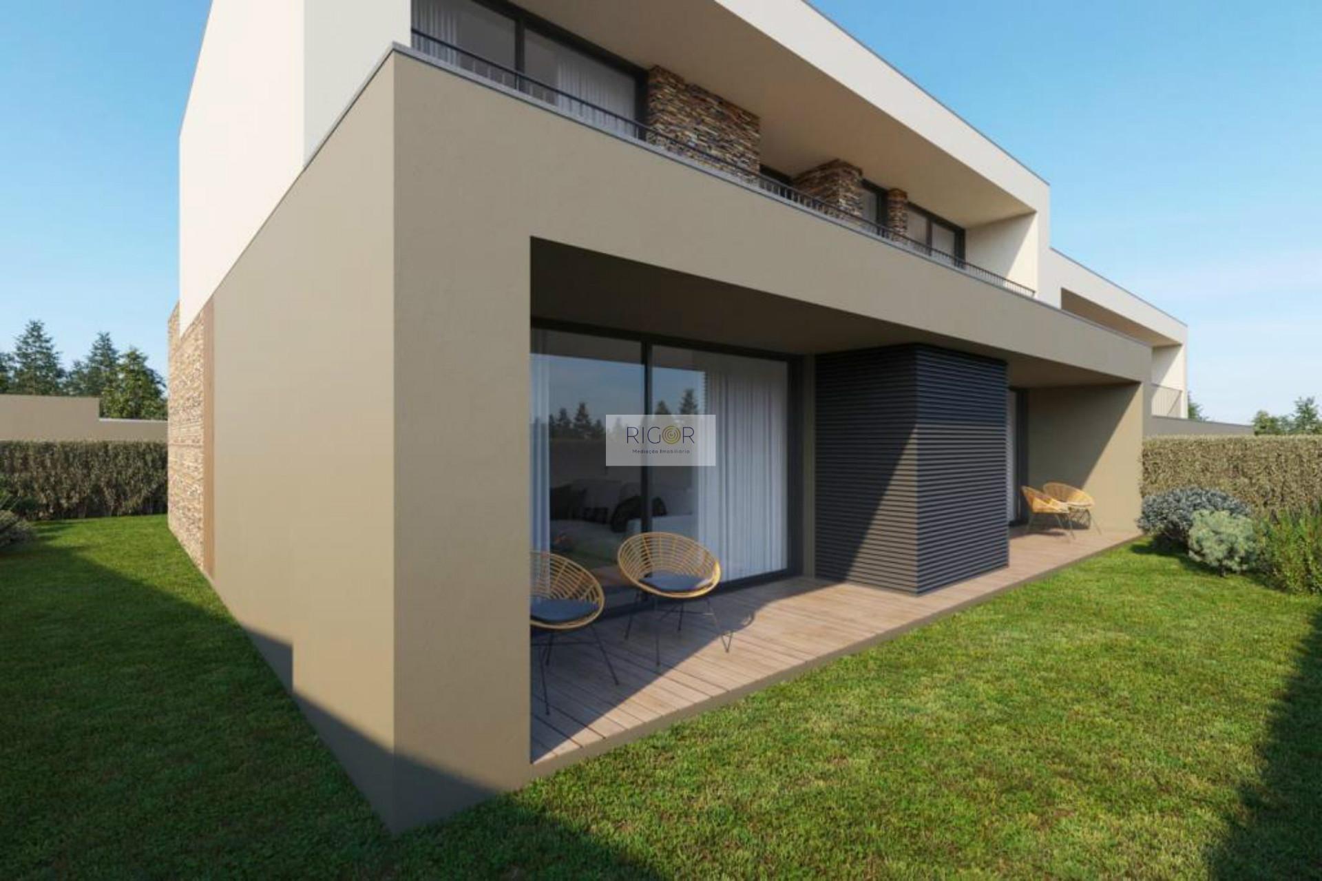 Moradia com 4 quartos e 120m2 de jardim no Castelo da Maia