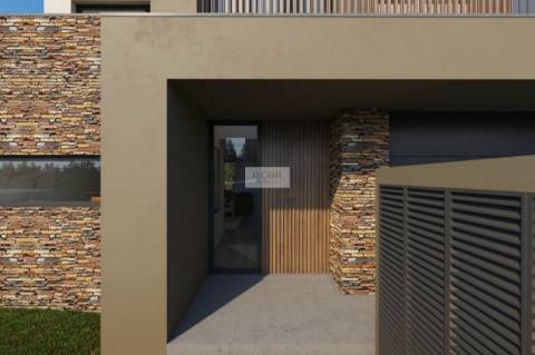 Moradia com 4 quartos e 120m2 de jardim no Castelo da Maia