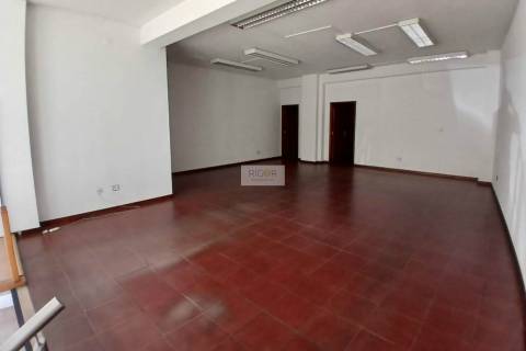 Loja de 70m2 e garagem no centro de Gueifâes