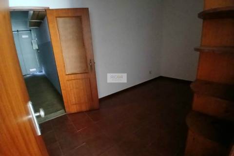 Loja de 70m2 e garagem no centro de Gueifâes