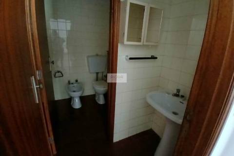 Loja de 70m2 e garagem no centro de Gueifâes