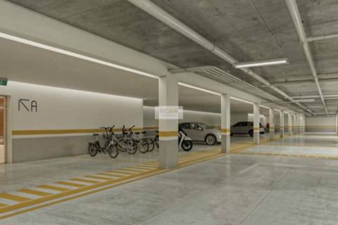 Apartamento T4 com pátio, 3 lugares de estacionamento e arrumo em Matosinhos Sul