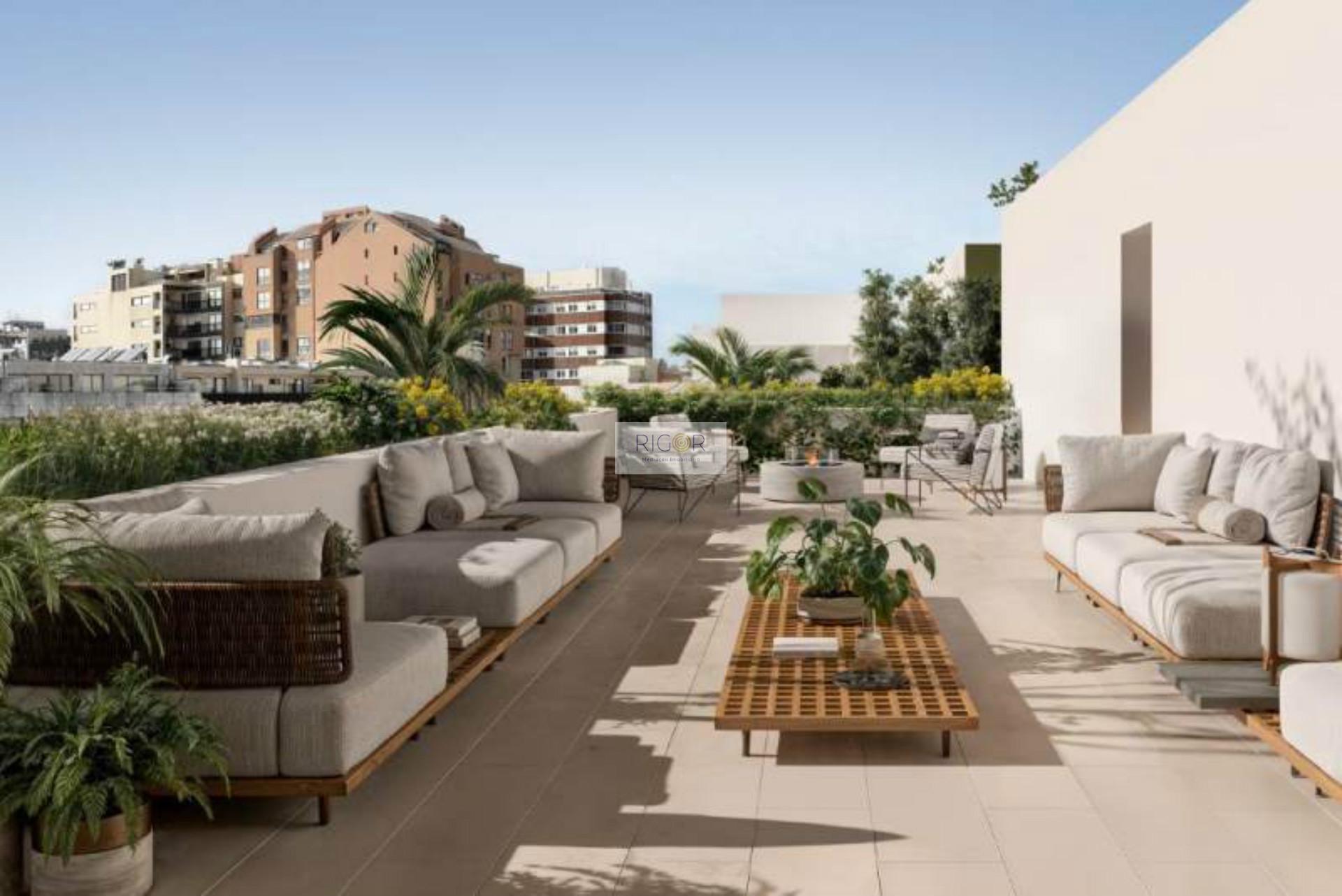 Apartamento T4 com pátio, 3 lugares de estacionamento e arrumo em Matosinhos Sul