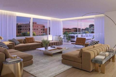 Apartamento T4 com varanda, 3 lugares de estacionamento e arrumo em Matosinhos Sul