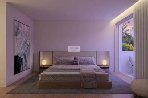 Apartamento T4 com varanda, 3 lugares de estacionamento e arrumo em Matosinhos Sul