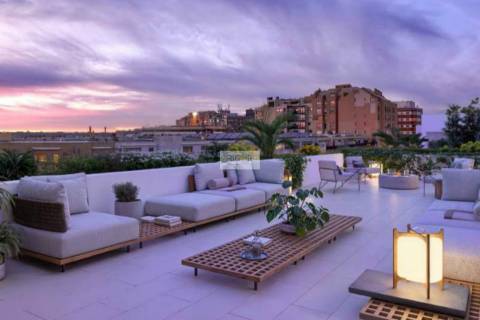 Apartamento T4 com varanda, 3 lugares de estacionamento e arrumo em Matosinhos Sul